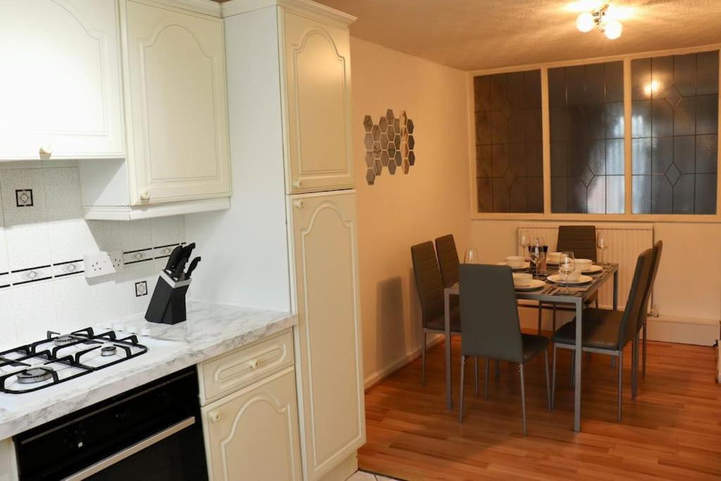 Lovely Staycation With Family Free Parking & Wifi Лидс Экстерьер фото